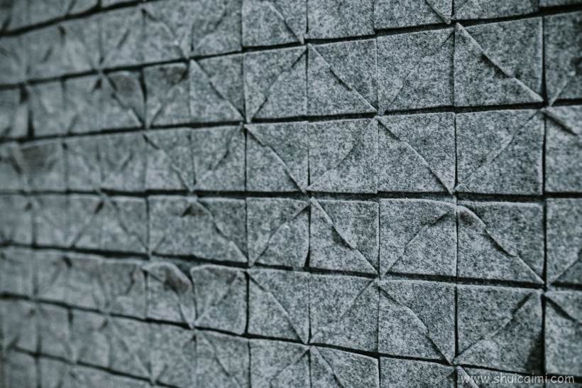 画廊里的各种艺术作品图片