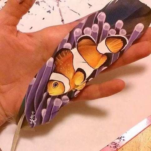 手绘细致好看的羽毛画作精美图片