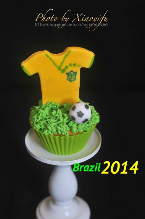 黄色世界杯蛋糕简笔画